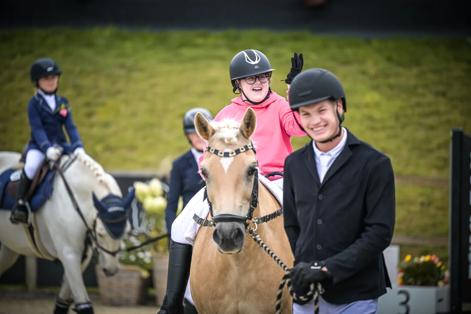 Strahlende Gesichter beim Auftritt auf dem Reitplatz