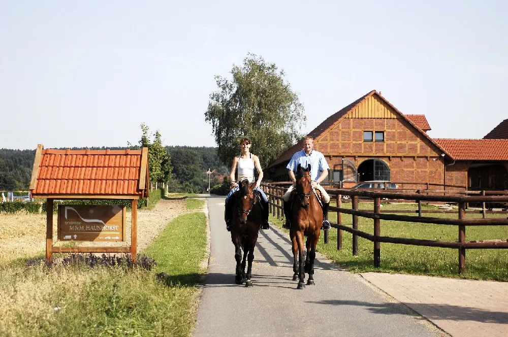 Reiter vor dem Hof am Erikasee