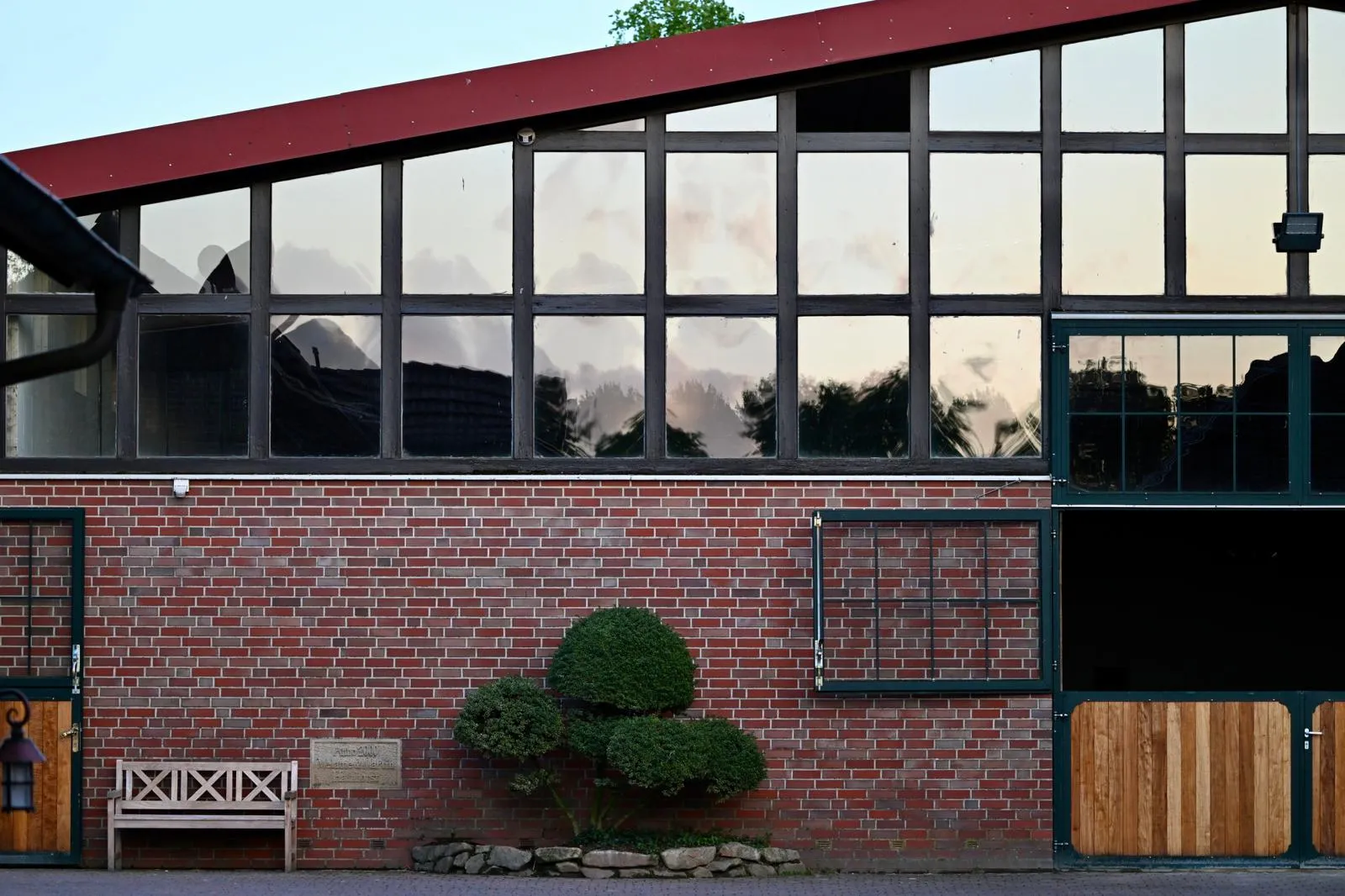 Backstein-Fassade der Reithalle im Abendlicht