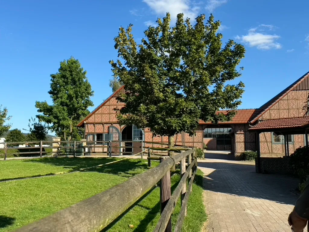 Fachwerk-Anlage mit Koppel und Sommerwiese