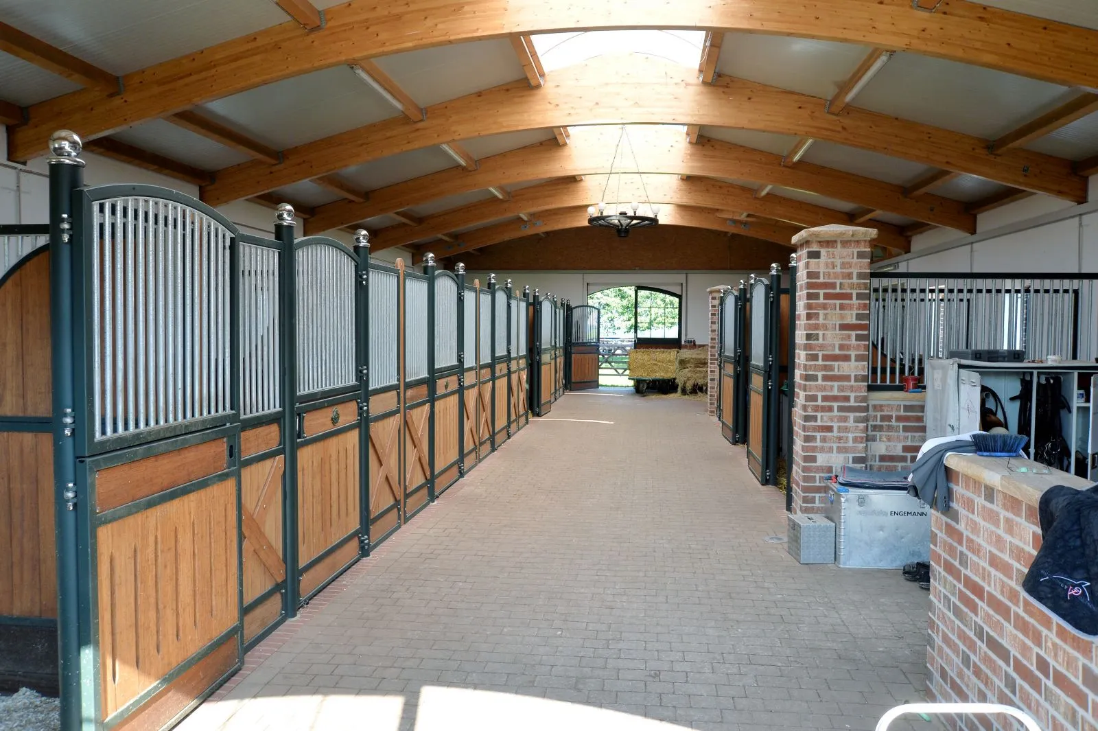Stallgasse mit Pferdeboxen