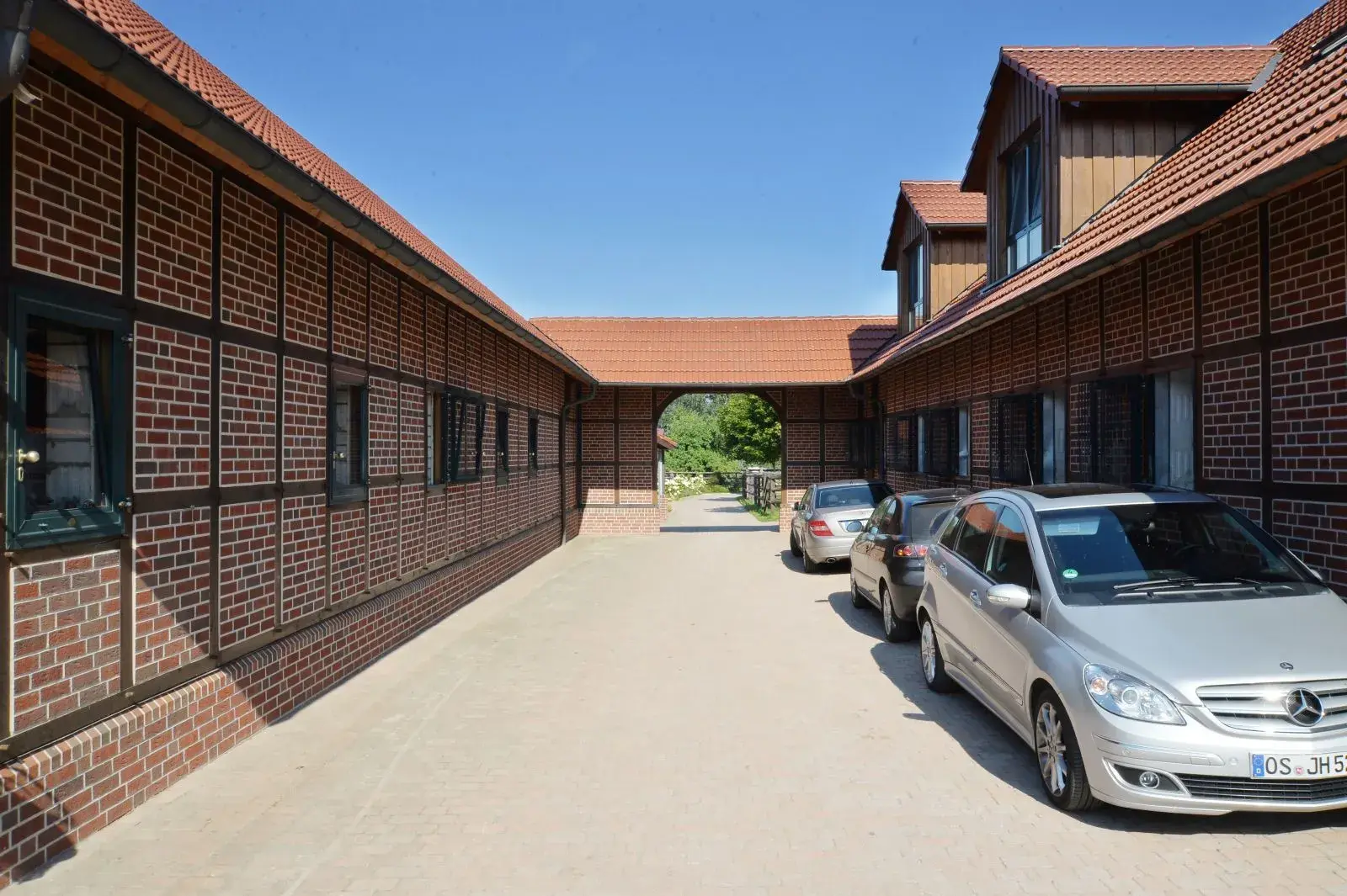 Innenhof zwischen den Stallgebäuden